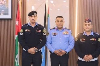 تكريم غرفة العمليات لإنقاذ مركبة على الطريق الصحراوي