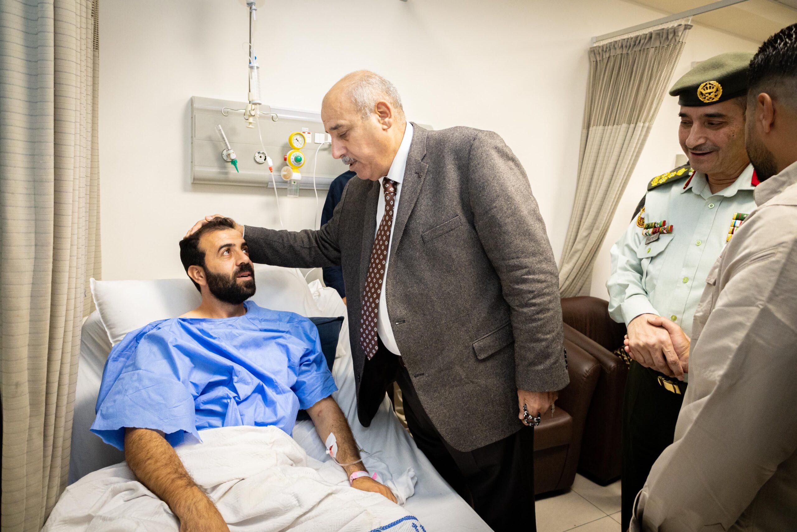 القاضي يزور مصابي المداهمة الأمنية في الرمثا