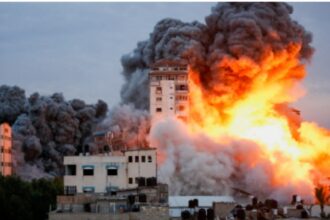 غارة إسرائيلية على قيادات حماس وغزة تسجل 22 شهيداً