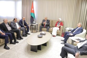 القاضي يلتقي رئيس وأعضاء اللجنة المالية