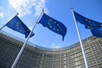 المفوضية الأوروبية تخفض توقعات نمو اليورو لعام 2026