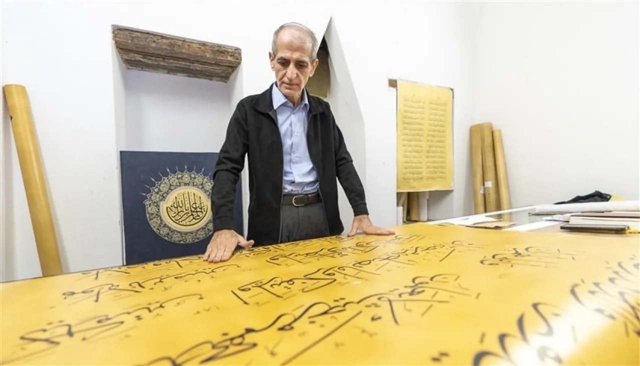 صورة حول : الخطاط العراقي علي زمان يُنجز أكبر مصحف خطّي في العالم الخطاط العراقي علي زمان يُنجز أكبر مصحف خطّي في العالم