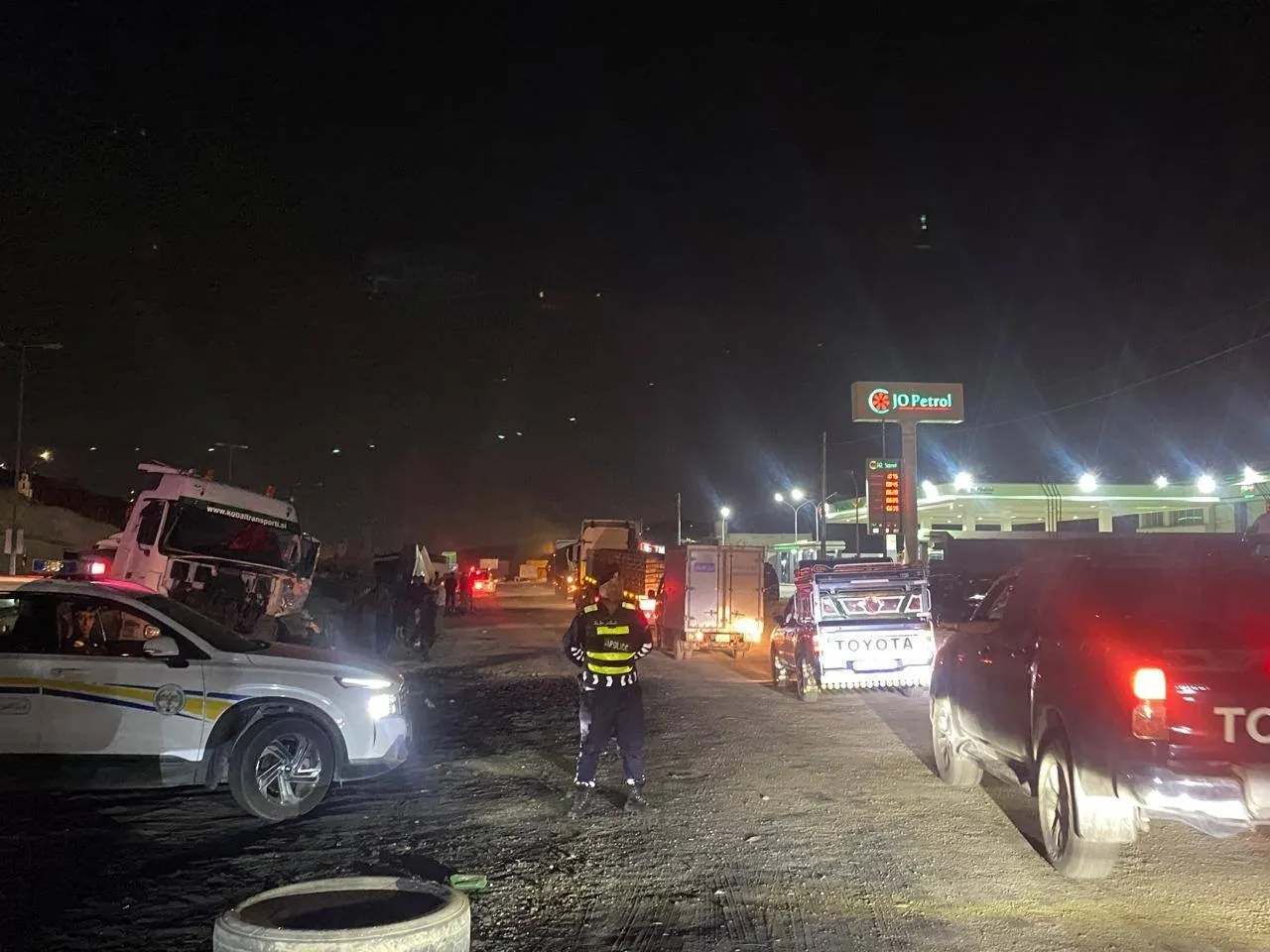 صورة حول : 3 إصابات وحركة سير متوقفة بسبب حادث تدهور تريلا على طريق المية 3 إصابات وحركة سير متوقفة بسبب حادث تدهور تريلا على طريق المية