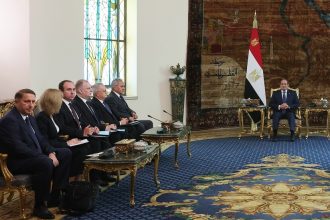 السيسي يؤكد دعم مصر للحل السلمي لأزمة أوكرانيا