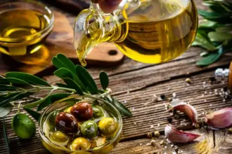 هل تؤثر ملعقة زيت الزيتون يوميًا على صحة القلب والهضم؟
