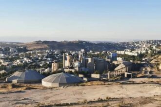 بلدية الفحيص تفرض رقابة مؤقتة على أراضي «الإسمنت»