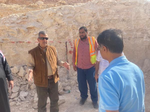 صورة حول : وزير الطاقة يتفقد أعمال استكشاف الفوسفات في منطقة الريشة وزير الطاقة يتفقد أعمال استكشاف الفوسفات في منطقة الريشة