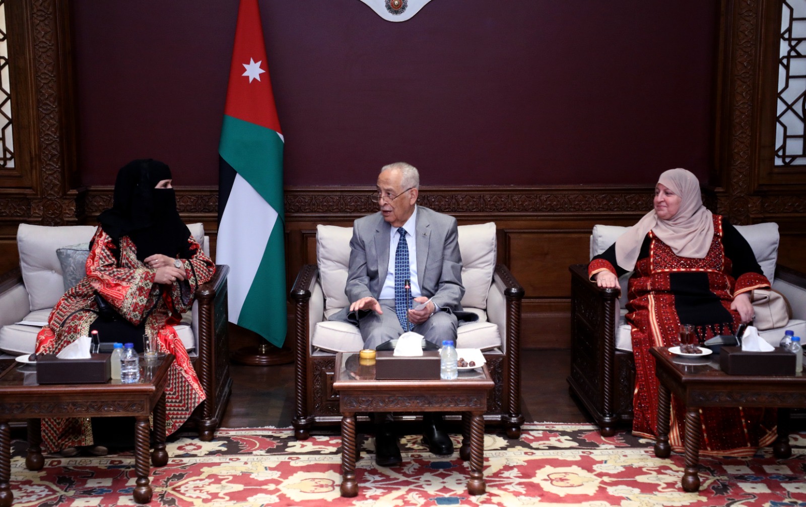 *رئيس الديوان الملكي الهاشمي يلتقي وفدا من جمعية أغصان العطاء الخيرية*