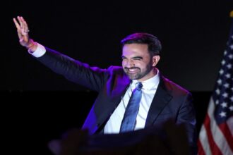 أول رئيس بلدية مسلم لنيويورك يتوج بفوز كبير