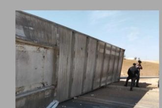 تدهور شاحنة سمك يعرقل حركة السير على طريق الزرقاء–إربد