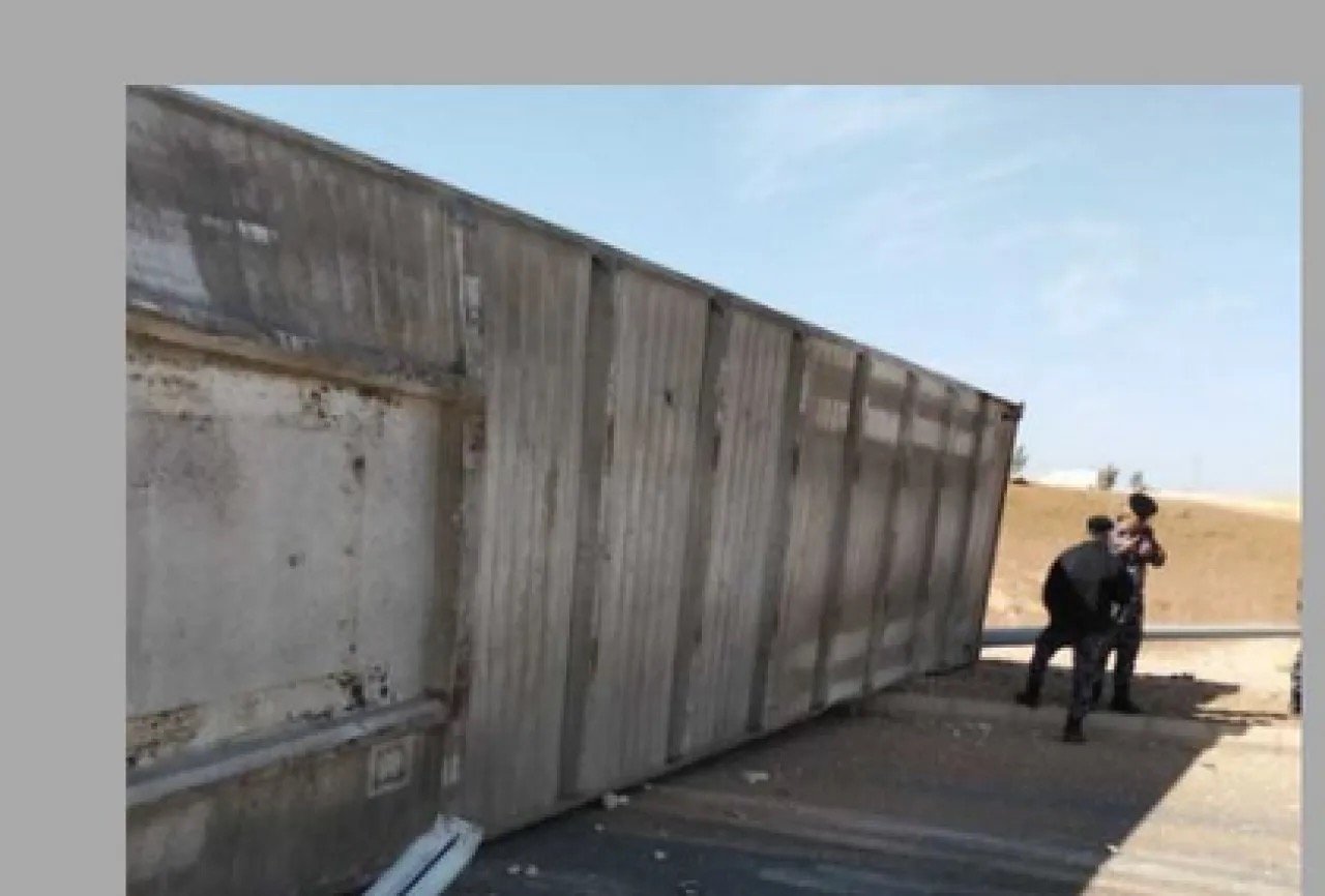 صورة حول : تدهور شاحنة سمك يعرقل حركة السير على طريق الزرقاء–إربد تدهور شاحنة سمك يعرقل حركة السير على طريق الزرقاء–إربد