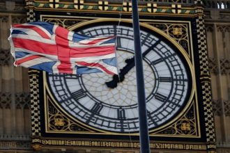 بريطانيا ترفع العقوبات عن الرئيس السوري ووزير الداخلية