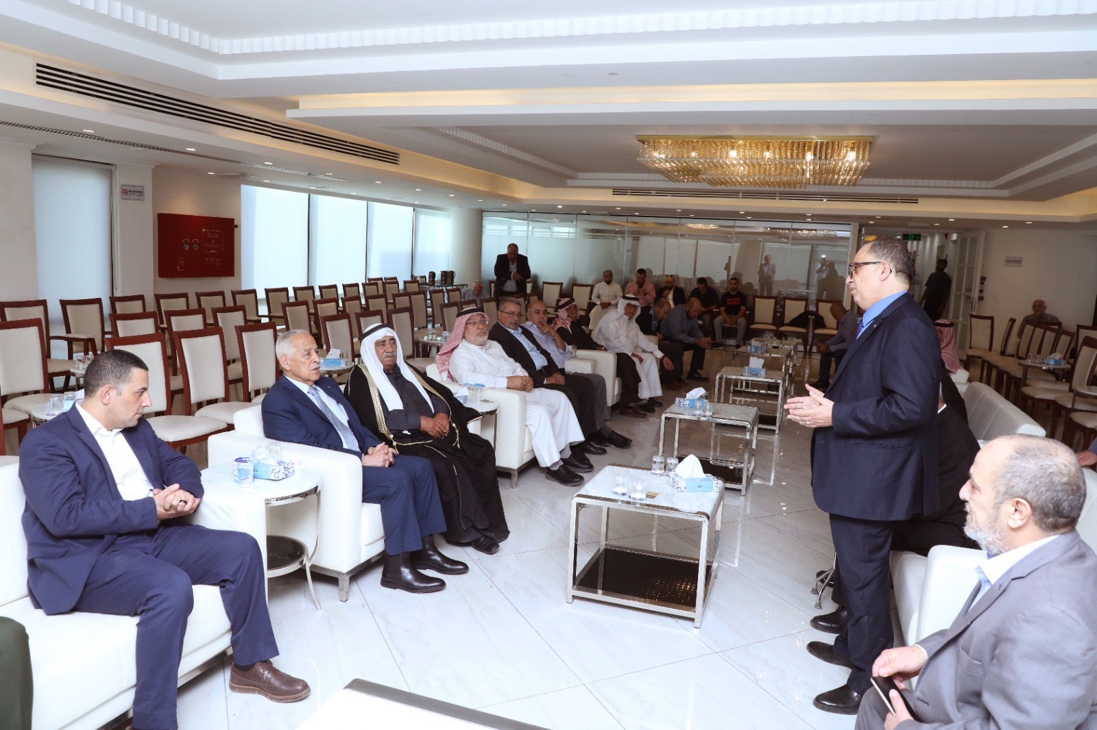 صورة حول : مندوبا عن الملك وولي العهد.. العيسوي يعزي آل حداد والعواملة مندوبا عن الملك وولي العهد.. العيسوي يعزي آل حداد والعواملة