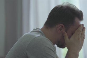 هل حقًا يُخفي الرجال حزنهم خوفًا من الضعف؟