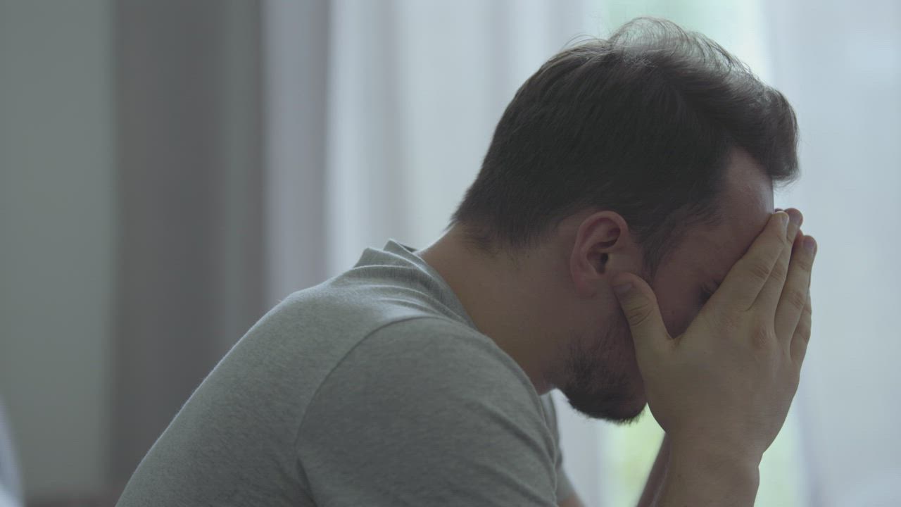 هل حقًا يُخفي الرجال حزنهم خوفًا من الضعف؟