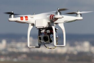 الحكومة تقرر تعديل رسوم الطيران وتنظيم الطائرات بدون طيار