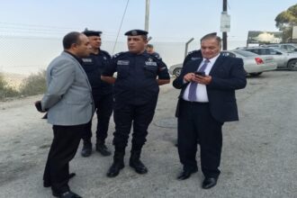 بلدية عجلون تزيل بسطات ومعرّشات عند مدخل قلعة عجلون