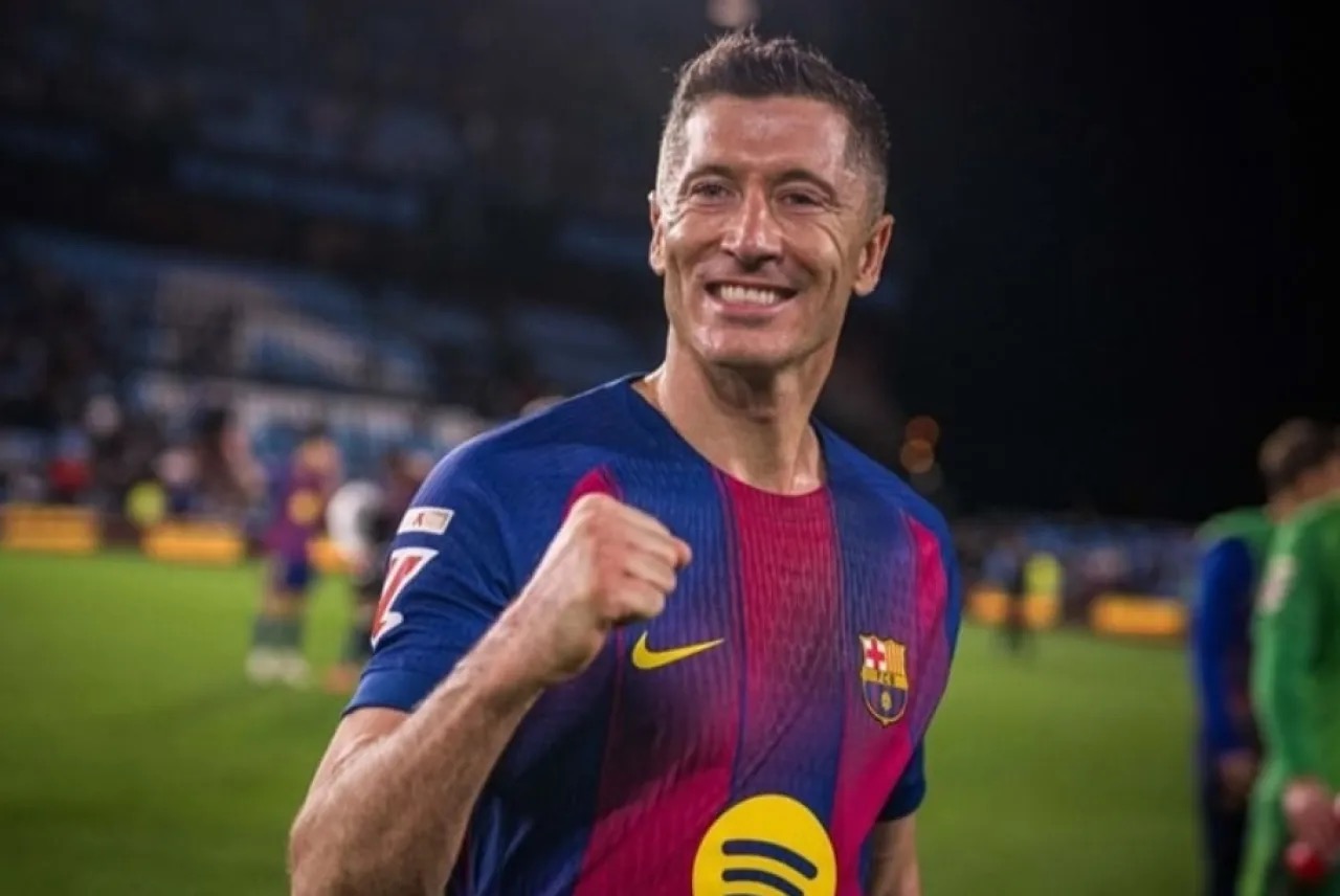 ليفاندوفسكي يؤكد استمراره مع برشلونة وعدم التفكير بالاعتزال