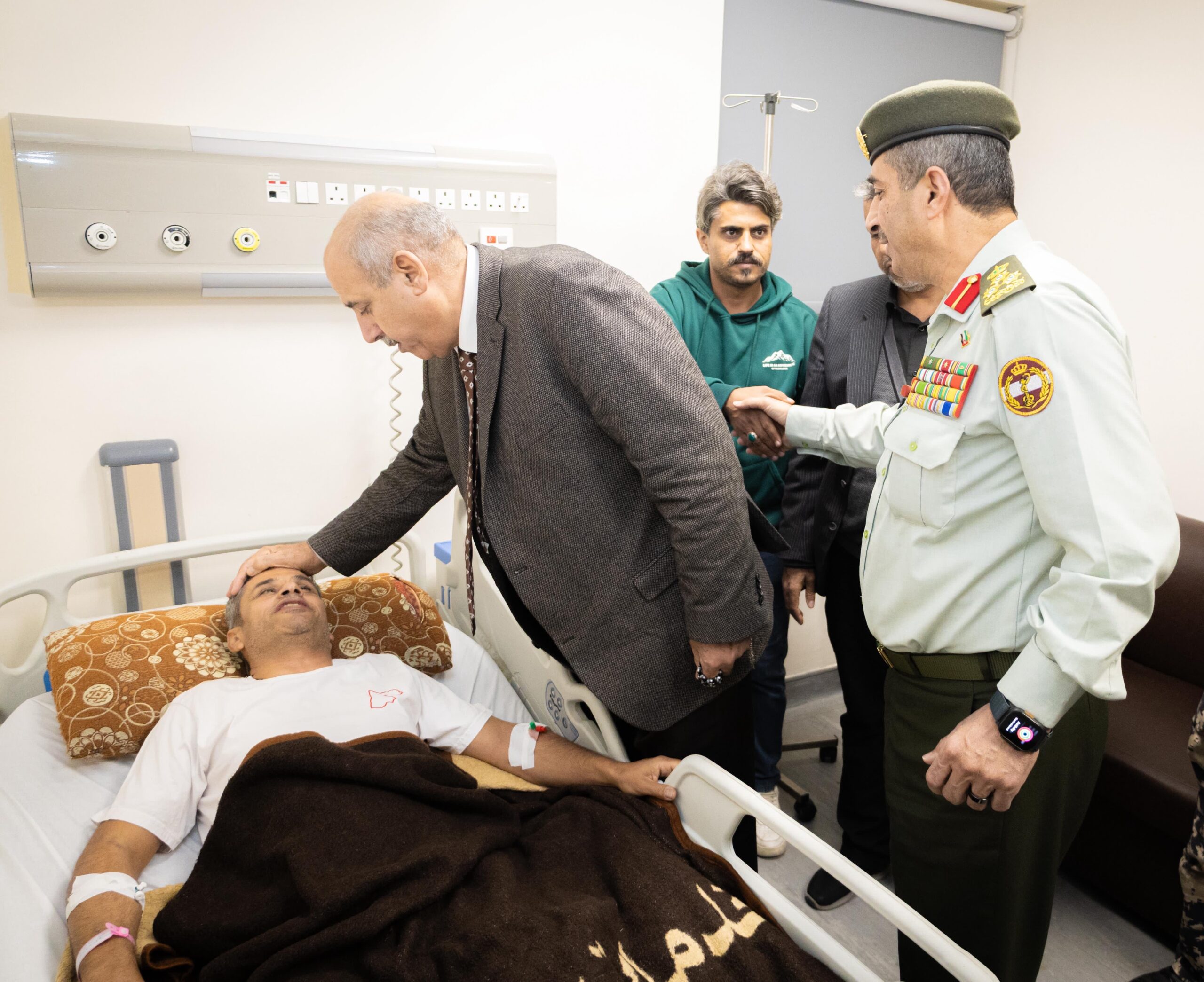 القاضي يزور مصابي المداهمة الأمنية في الرمثا