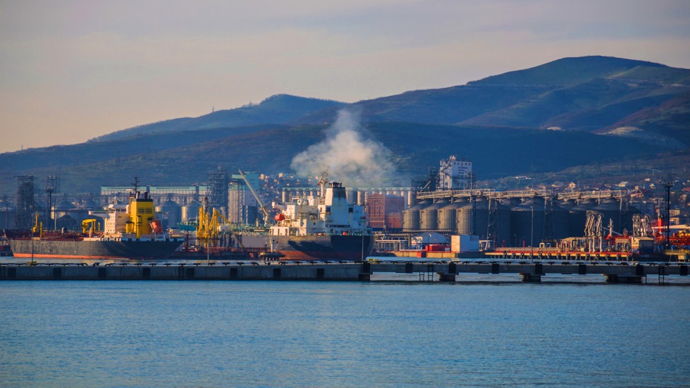 صورة حول : تعطل محطة نفط روسية بعد هجوم بزوارق مسيّرة على ميناء نوفوروسيسك تعطل محطة نفط روسية بعد هجوم بزوارق مسيّرة على ميناء نوفوروسيسك