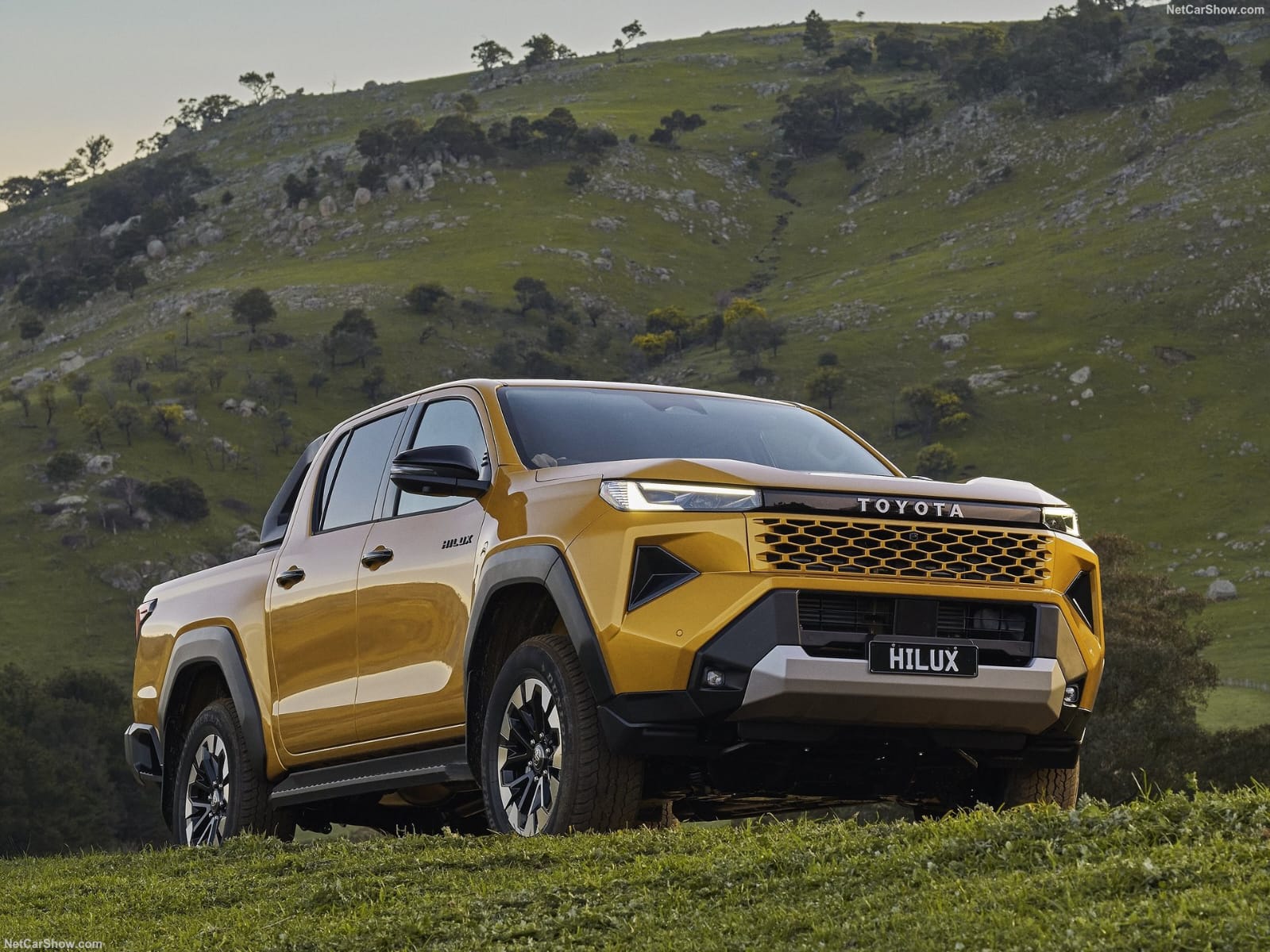 صورة حول : تويوتا تكشف عن هايلوكس 2026 الجديدة كليًا بتصميم جديد وجريء تويوتا تكشف عن هايلوكس 2026 الجديدة كليًا بتصميم جديد وجريء