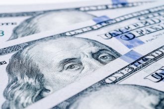 الدولار يواصل التماسك مع بيانات اقتصادية ضعيفة