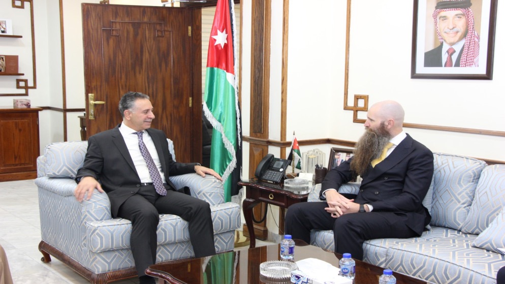 وزير الصناعة الأردني يبحث تعزيز التعاون الاقتصادي مع السفير الأمريكي