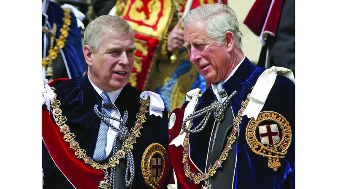 الملك تشارلز يجرد شقيقه أندرو من لقب الأمير ويُخلي مسكنه