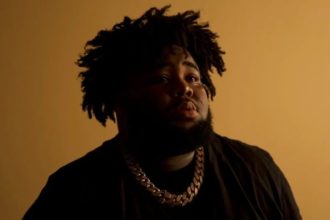 مغني أمريكي يُعتقل في يوم ترشيحه الأول لجائزة غرامي