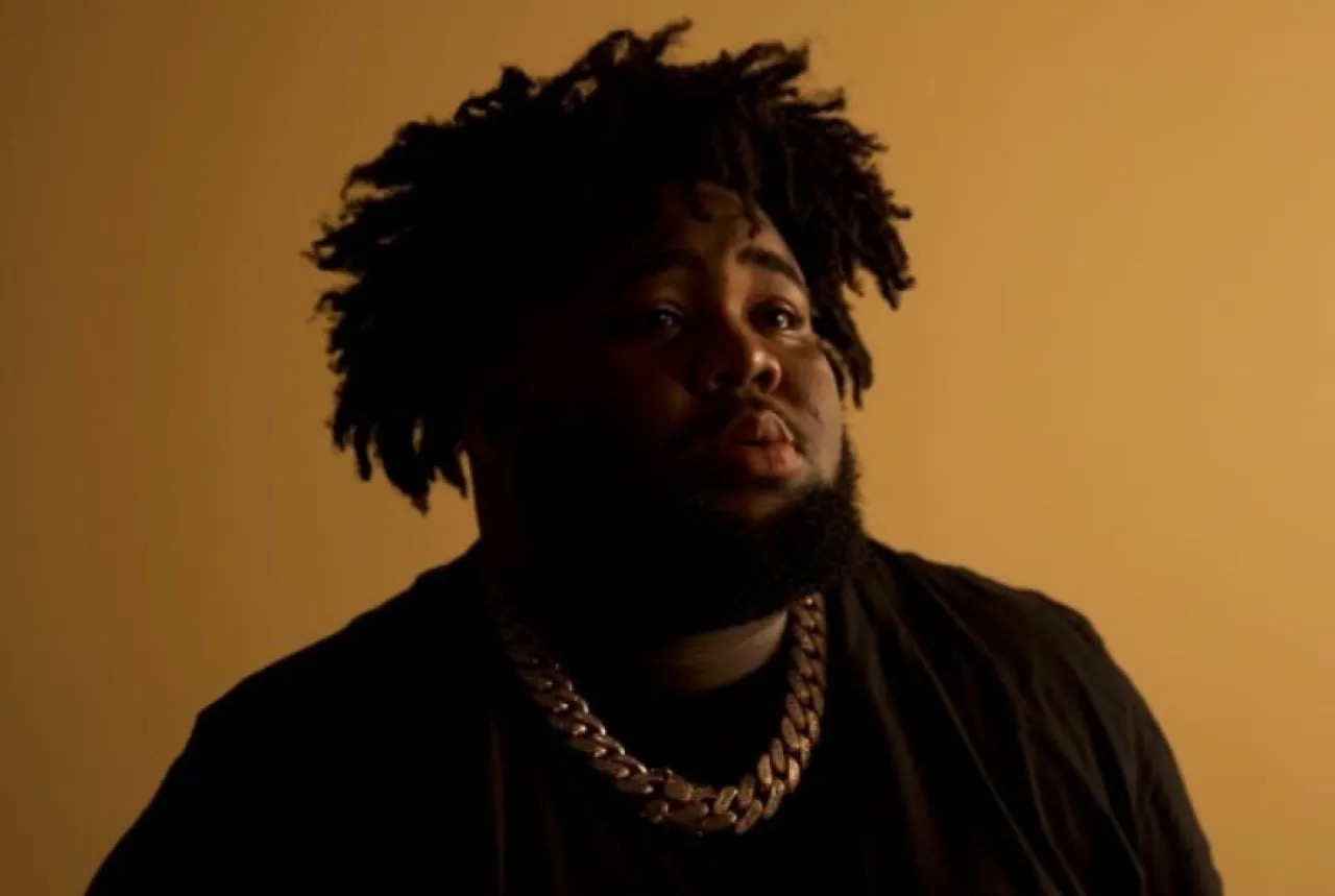 مغني أمريكي يُعتقل في يوم ترشيحه الأول لجائزة غرامي