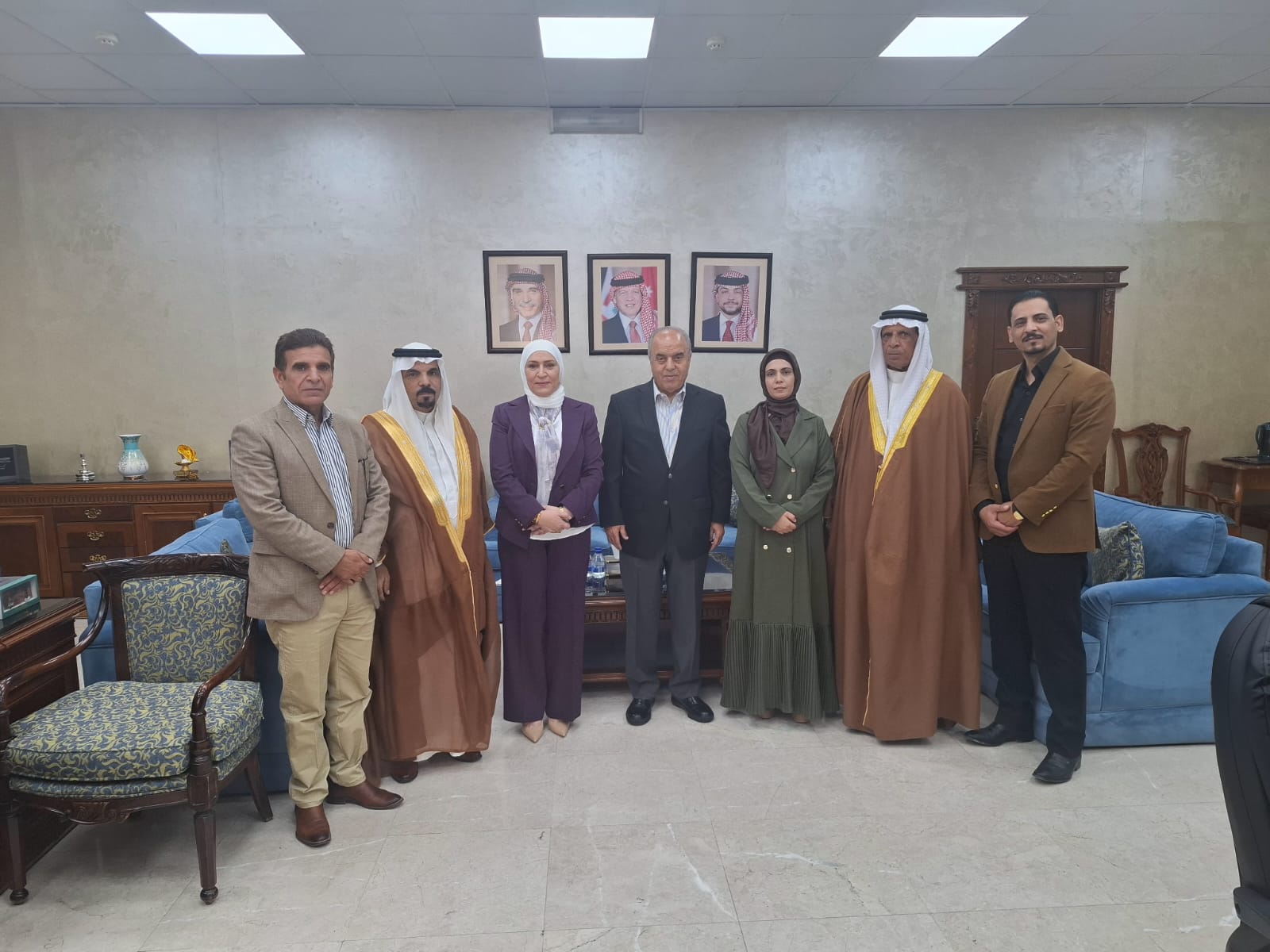 صورة حول : الجراح تلتقي وزير التربية لبحث مطالب أهالي البادية الشمالية وتحسين الواقع التعليمي الجراح تلتقي وزير التربية لبحث مطالب أهالي البادية الشمالية وتحسين الواقع التعليمي