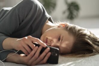 هل أصبح "الكسل الرقمي" يهدد صحتنا وإنتاجيتنا؟