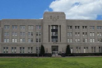 معلمة تنجو من رصاص تلميذها وتحصل على 10 ملايين دولار