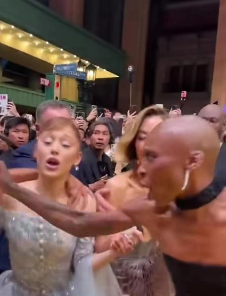 صورة حول : اقتحام مفاجئ على أريانا غراندي في العرض الأول لفيلمها في سنغافورة اقتحام مفاجئ على أريانا غراندي في العرض الأول لفيلمها في سنغافورة