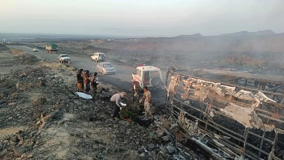 وفاة 34 شخصًا حرقًا في حادث تصادم مروّع باليمن