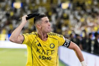 رونالدو يحتفل بالعقال بعد هدف الفوز للنصر في الوقت القاتل