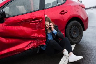 ام تدهس طفلتها وتتسبب بوفاتها أثناء الرجوع بالسيارة