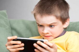 احذر .. الهواتف قد تسرق لغة طفلك دون أن تشعر!