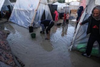 نداء استغاثة عاجل .. ألامطار الغزيرة تُغرق خيام آلاف النازحين في غزة
