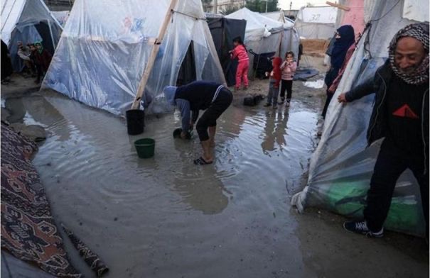 نداء استغاثة عاجل .. أمطار غزة تُغرق خيام آلاف النازحين في غزة