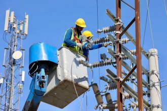 كهرباء إربد تنجح في تركيب محول جديد دون فصل التيار