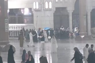 أمطار غزيرة تروي أروقة المسجد النبوي والدعاء يعلو بين المصلين