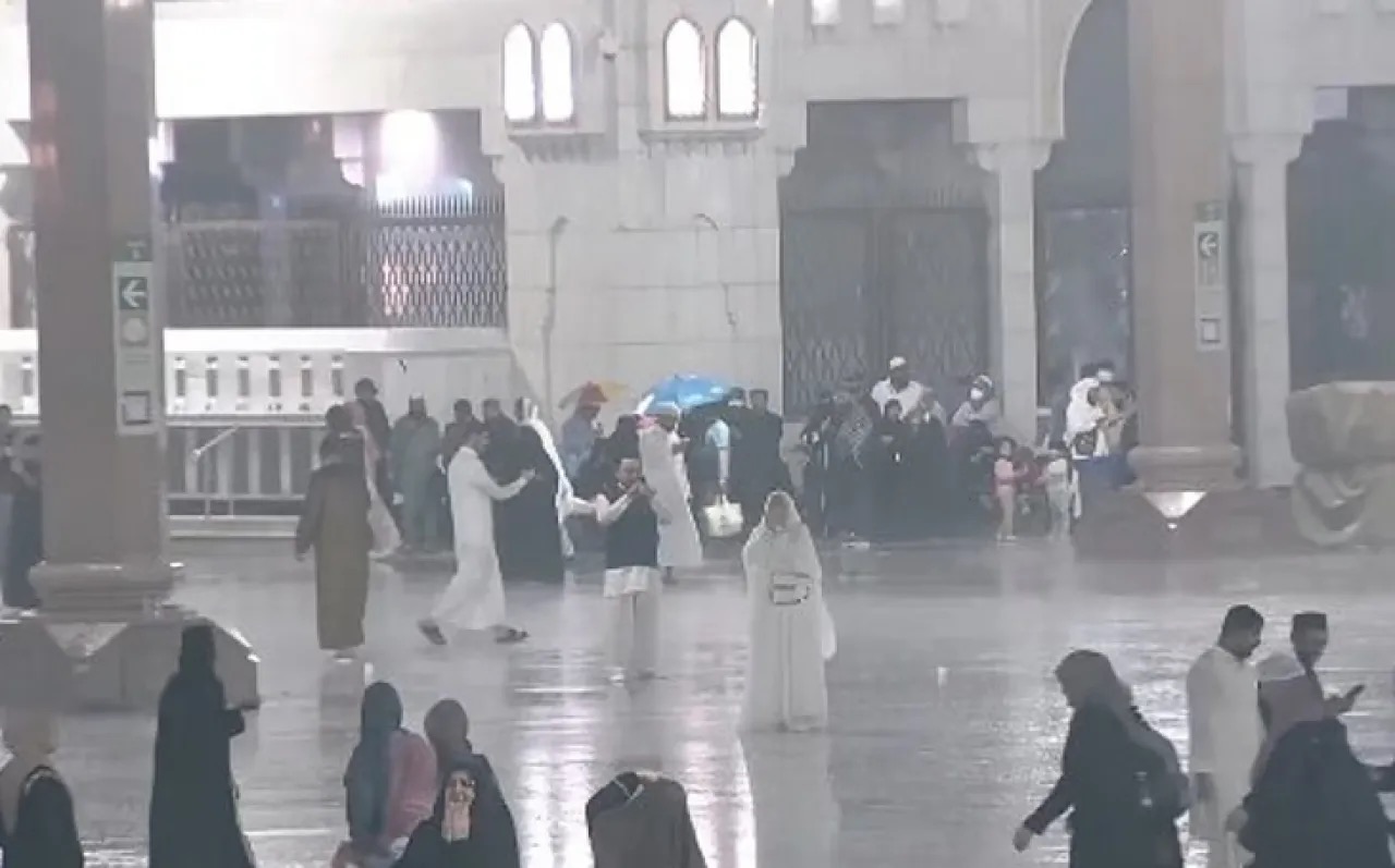 صورة حول : أمطار غزيرة تروي أروقة المسجد النبوي والدعاء يعلو بين المصلين أمطار غزيرة تروي أروقة المسجد النبوي والدعاء يعلو بين المصلين