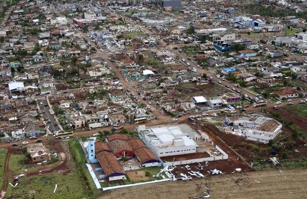 زوبعة تقتل 6 وتدمر 90% من بلدة في جنوب البرازيل