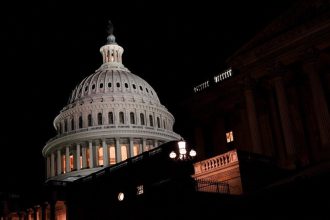مجلس الشيوخ الأميركي يتحرك لإنهاء أطول إغلاق حكومي في تاريخ البلاد