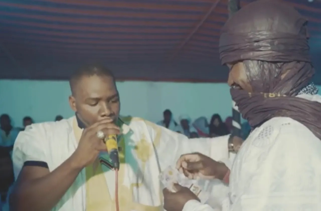 صورة حول : موريتانيا تحظر رمي النقود في الأعراس وتثير جدلاً واسعاً بين الفنانين موريتانيا تحظر رمي النقود في الأعراس وتثير جدلاً واسعاً بين الفنانين