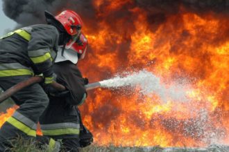 الدفاع المدني ينقذ شخصاً من حريق منزلي في إربد