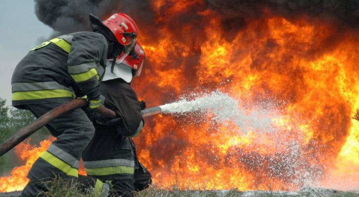الدفاع المدني ينقذ شخصاً من حريق منزلي في إربد