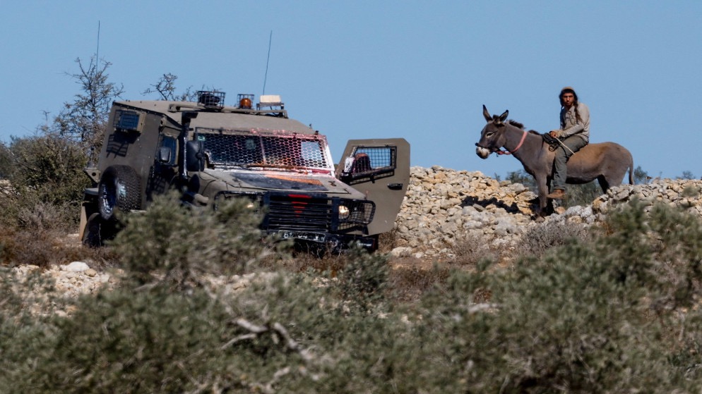 صورة حول : مستوطنون يسيجون أراضٍ بالأغوار الشمالية مستوطنون يسيجون أراضٍ بالأغوار الشمالية
