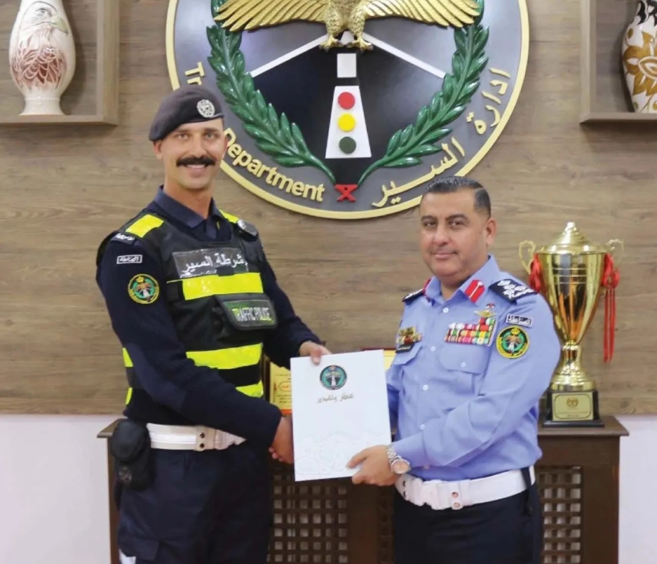 تكريم وكيل سير عمان بعد فوزه بالدراجات النارية